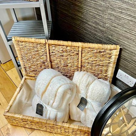 Lovely Two Bed Flat 런던 외부 사진