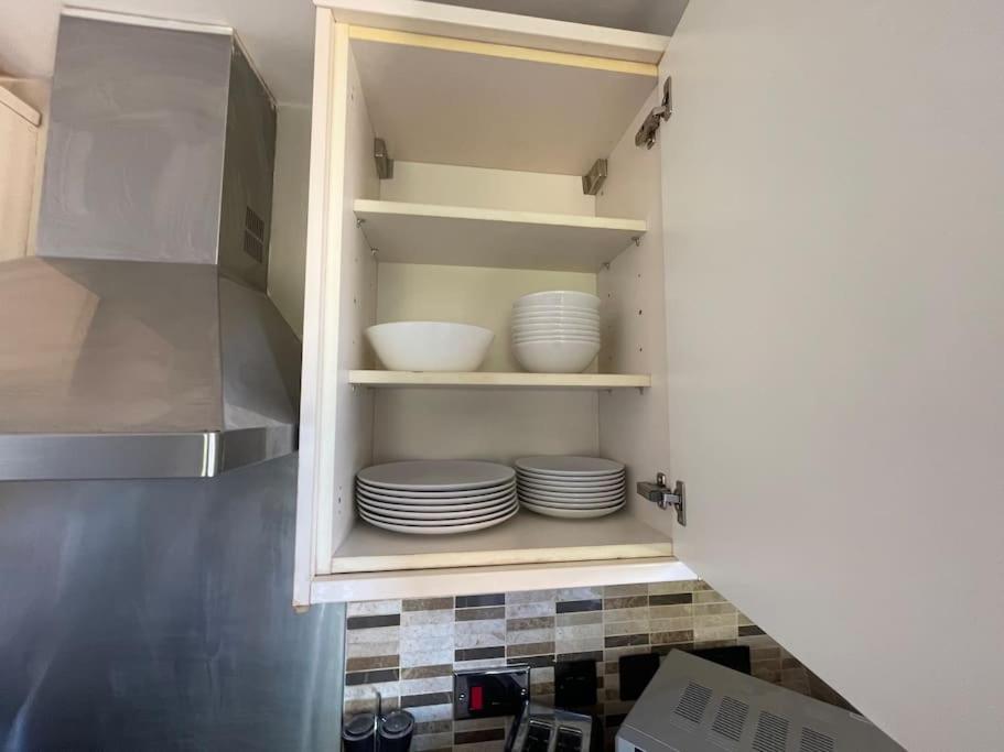 Lovely Two Bed Flat 런던 외부 사진