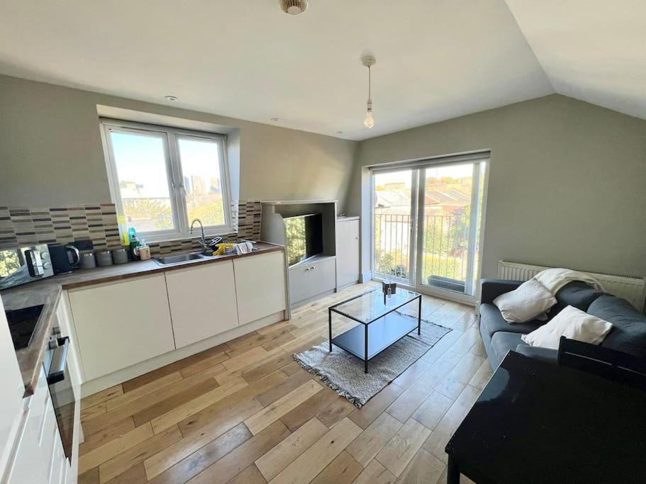Lovely Two Bed Flat 런던 외부 사진