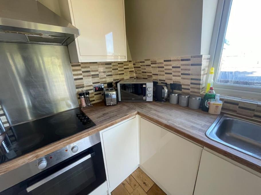 Lovely Two Bed Flat 런던 외부 사진